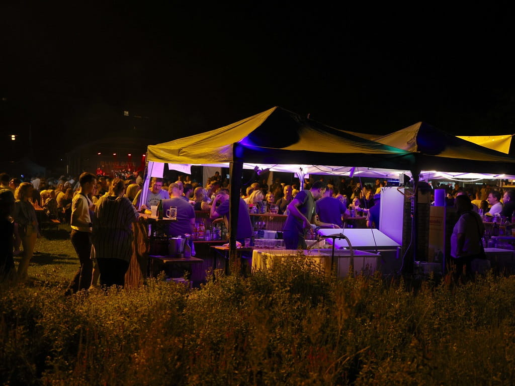 Beleuchteter Bewirtungsstand beim Sommernachtsfest der FerienKultur Rechberghausen