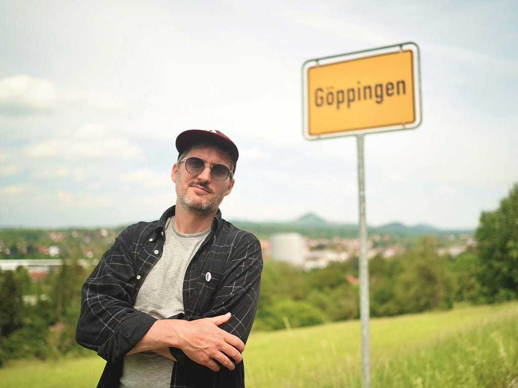 Musiker SUPERFLIP vor dem Ortsschild von Göppingen.