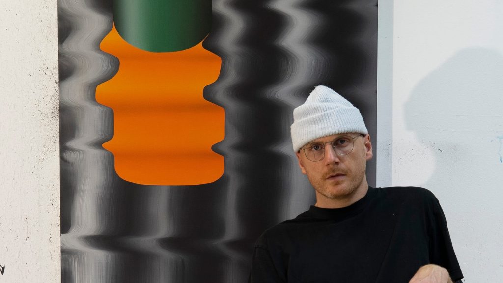 Leo Staigle im Atelier vor einem Gemälde zur Jahresausstellung des Kunstvereins Göppingen in der Kunsthalle Göppingen.