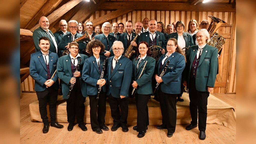 100 Jahre Musikverein Faurndau: aktuelles Gruppenbild des Musikvereins Faurndau mit Musikerinnen und Musikern im Alten Farrenstall.