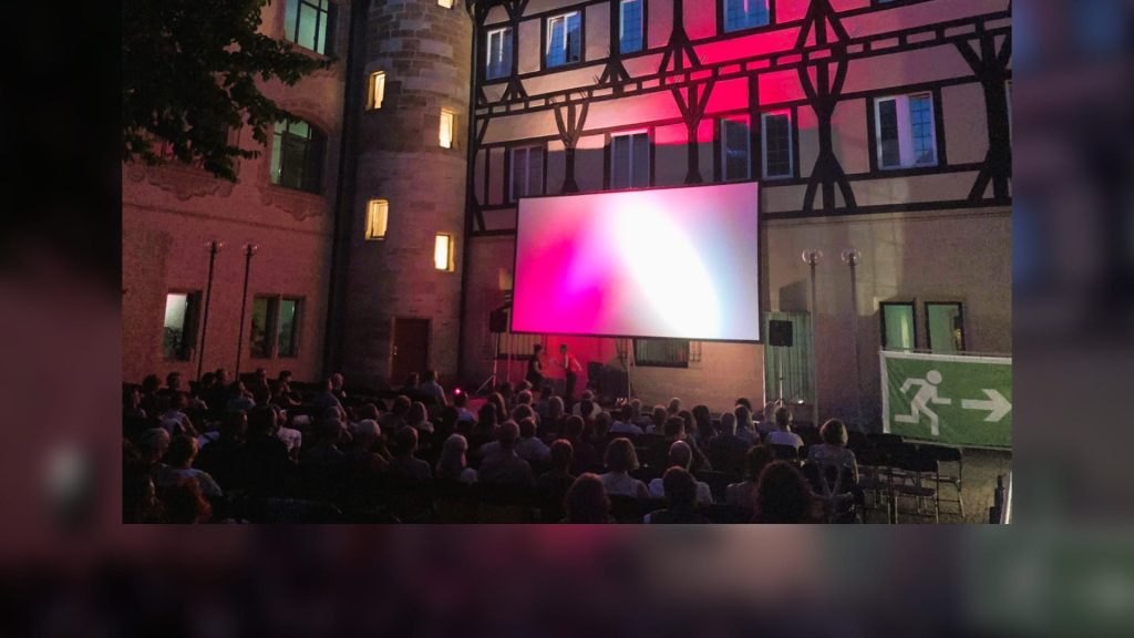 Film im Schloss 2026: Open-Air-Kino im Göppinger Schlosshof mit großer Leinwand und Publikum