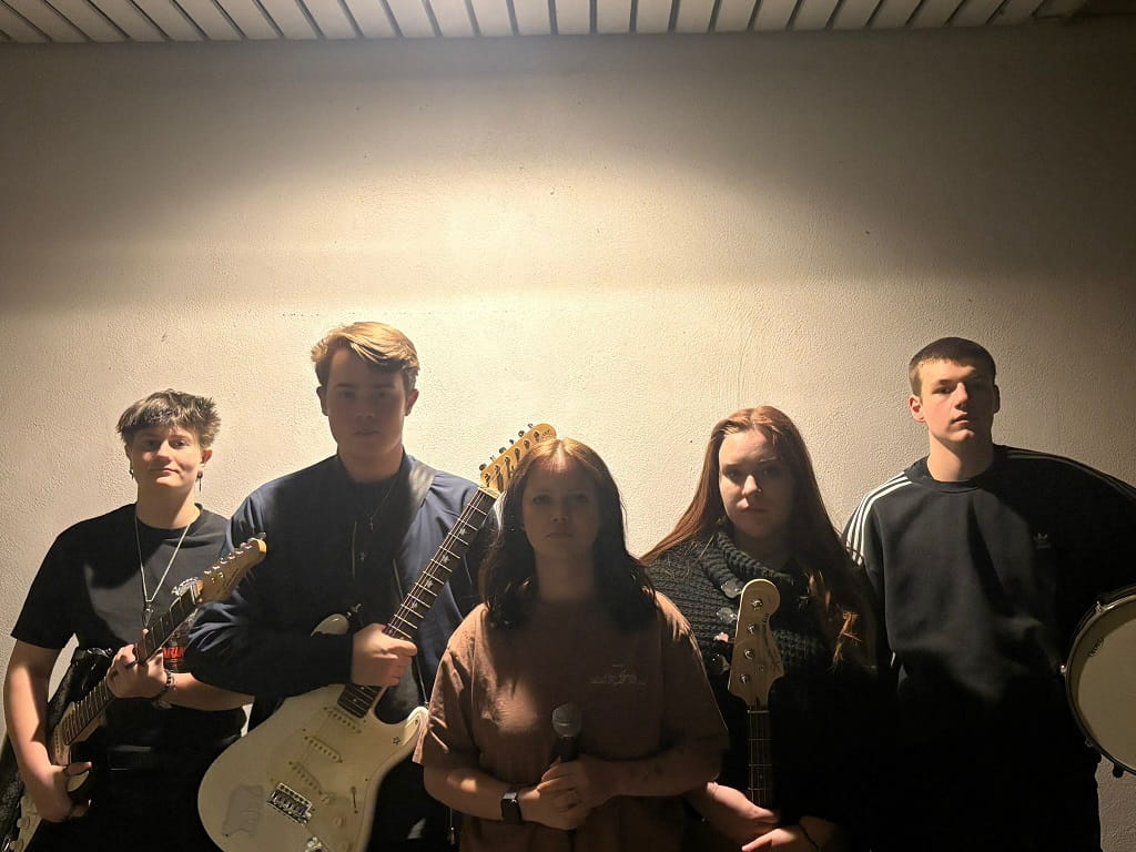 Jugendkulturtage Göppingen 2026: Die fünfköpfige Nachwuchsband Waves mit Gitarren, Bass, Mikrofon und Schlagzeug.