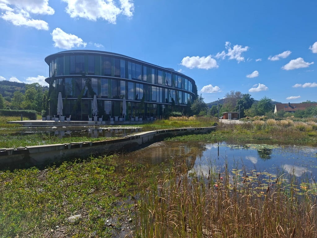 Biodiversitätspfad auf dem Gelände der WALA Heilmittel GmbH in Bad Boll mit Teichen und naturnah gestalteten Grünflächen