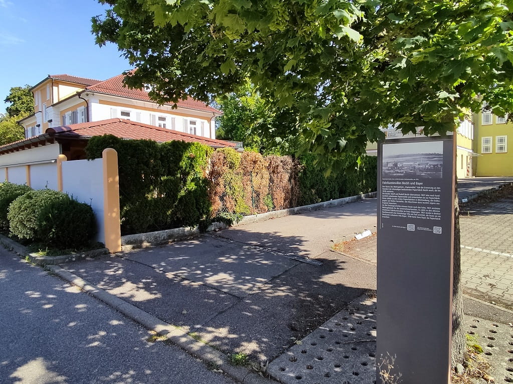 Infostele der Route der Industriekultur im Filstal bei den Fabrikantenvillen Beckh und Bayer