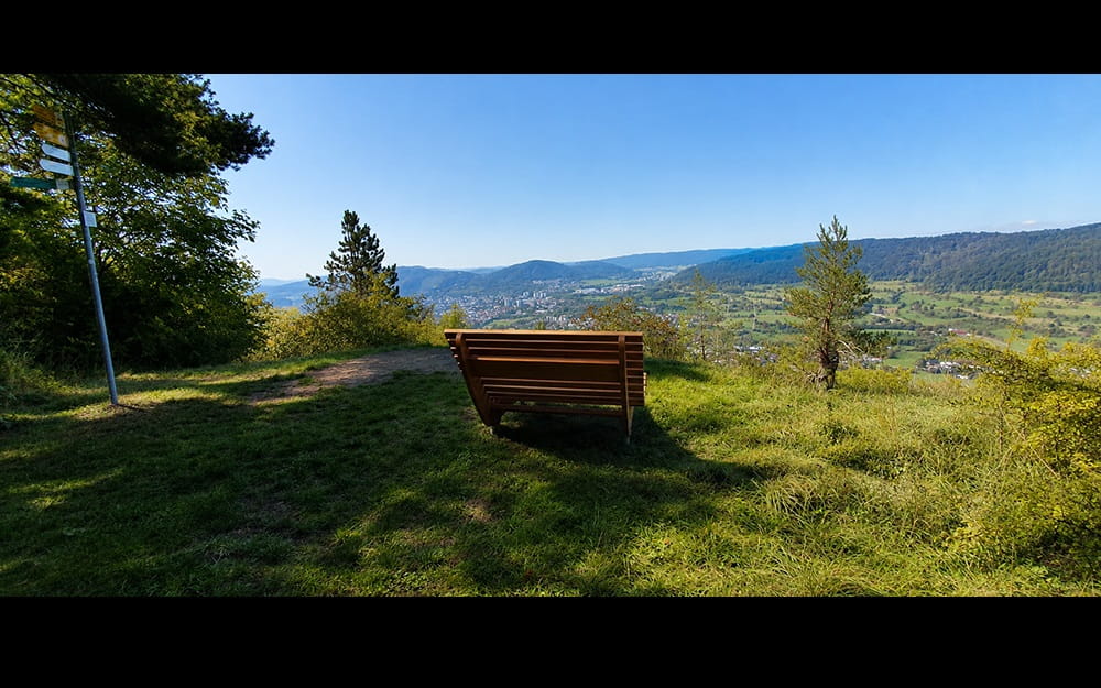 Wellenbank am Kuhfelsen mit Blick über Geislingen und die umliegende Landschaft.