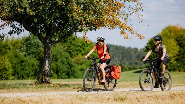 Zwei Radfahrende auf der Route der Industriekultur im Filstal