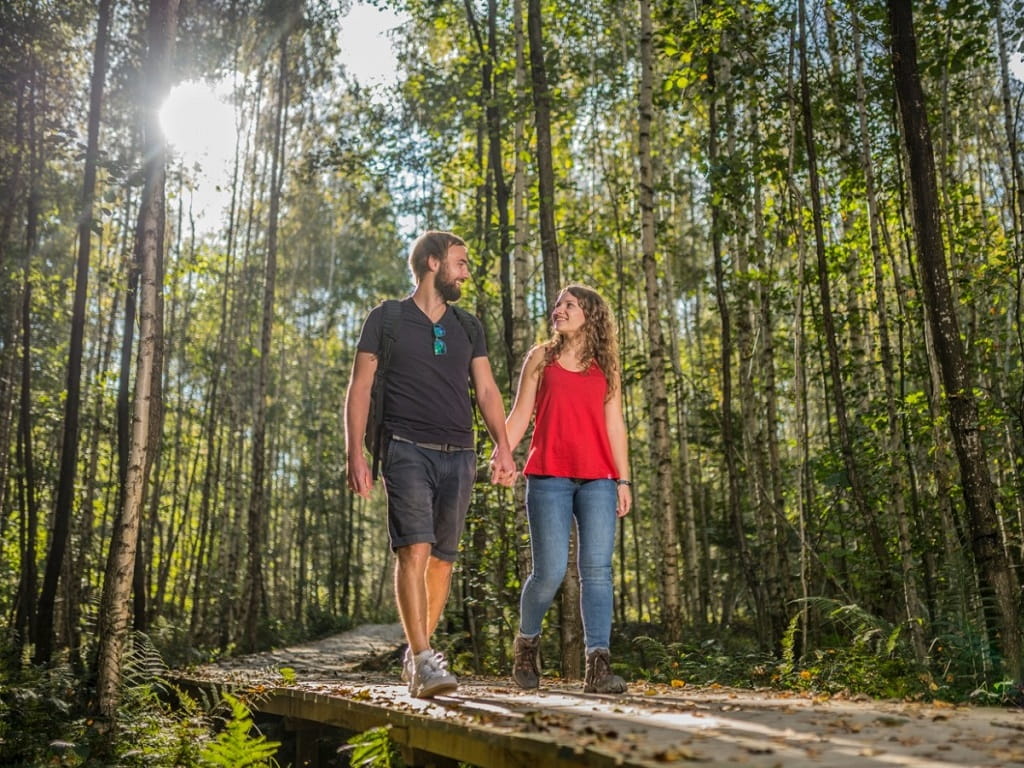 Wanderndes Paar auf der Schloss-Filseck-Runde im schattigen Wald