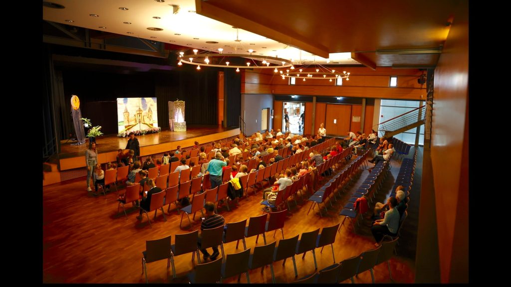 Kindertheaterwoche Rechberghausen im Haug-Erkinger-Festsaal während einer Aufführung im Jahr 2023