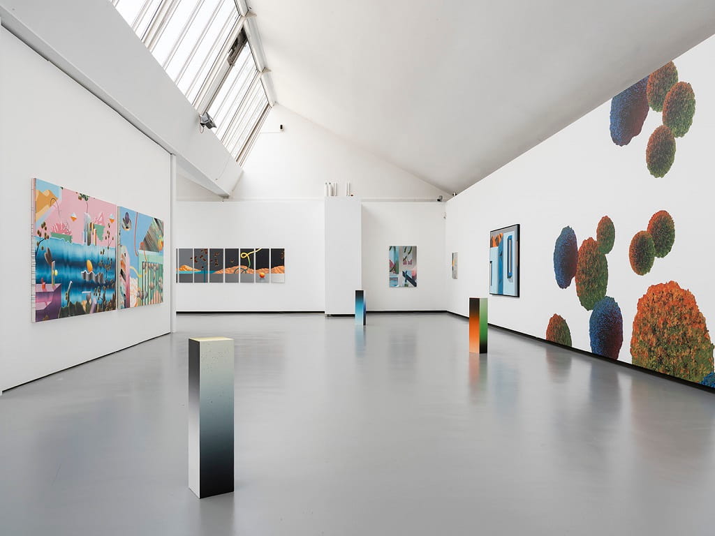 40 Jahre Kunstverein Göppingen: Blick in die Jahresausstellung „Leo Staigle. Morgens scheitert man am besten“ mit großformatigen Gemälden und mehreren Lichtblöcken in der Kunsthalle Göppingen.