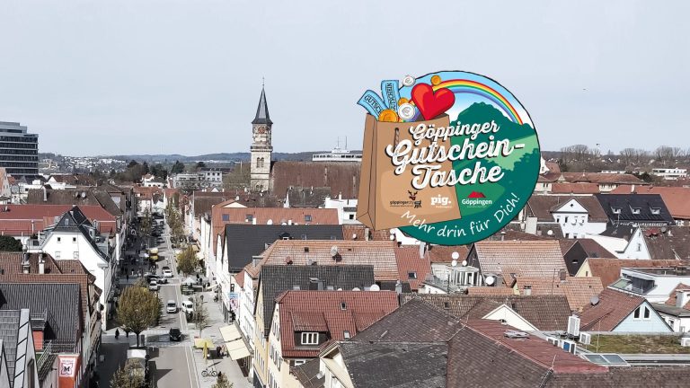 Blick über die Göppinger Innenstadt mit dem Logo der Göppinger Gutscheintasche im Vordergrund.