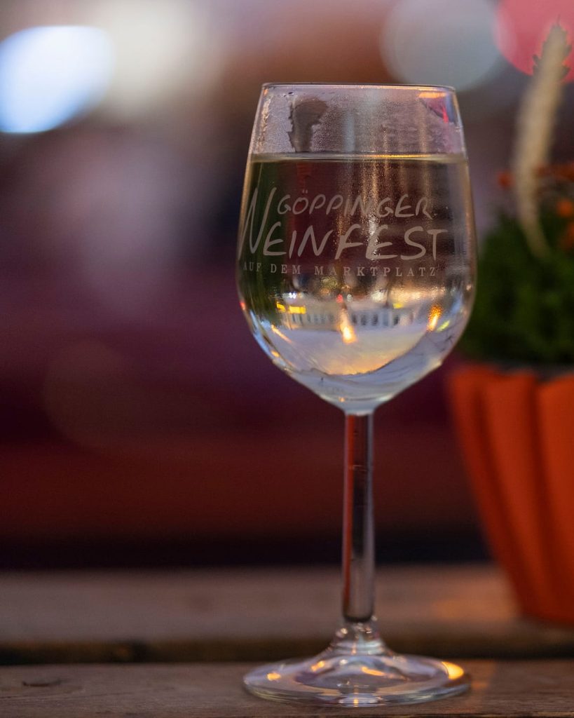 Weinglas mit Aufdruck „Göppinger Weinfest auf dem Marktplatz“