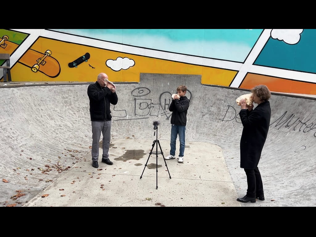 Kathleen Jahn, Augustin Mandler und Lutz Mandler spielen bei der Klangperformance FREQUENZEN in einem Skatepark auf Schneckenhörnern.