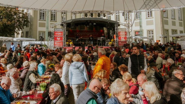 Göppinger Weinfest 2026 auf dem Marktplatz mit Bühne, großem Schirm und zahlreichen Besucherinnen und Besuchern.