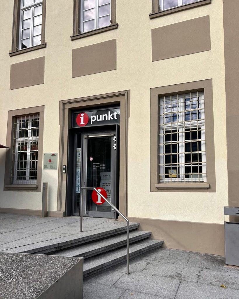 Eingang des iPunkts im Göppinger Rathaus, einer Verkaufsstelle der Göppinger Gutscheintasche.