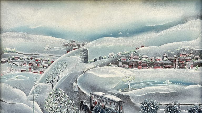 Verschneite Hügellandschaft mit kleinen Dörfern, winterlichen Bäumen und einem teilweise sichtbaren Zirkuswagen. Gemälde von Karl Hurm zur Ausstellung „Das Dorf als Bühne“.
