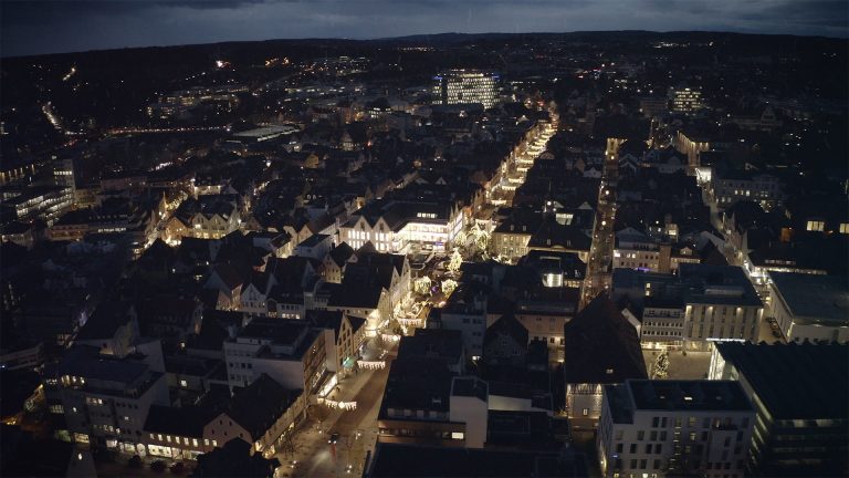 Nächtlicher Blick über die Göppinger Innenstadt mit beleuchteten Straßen, Häusern und dem Marktplatz.