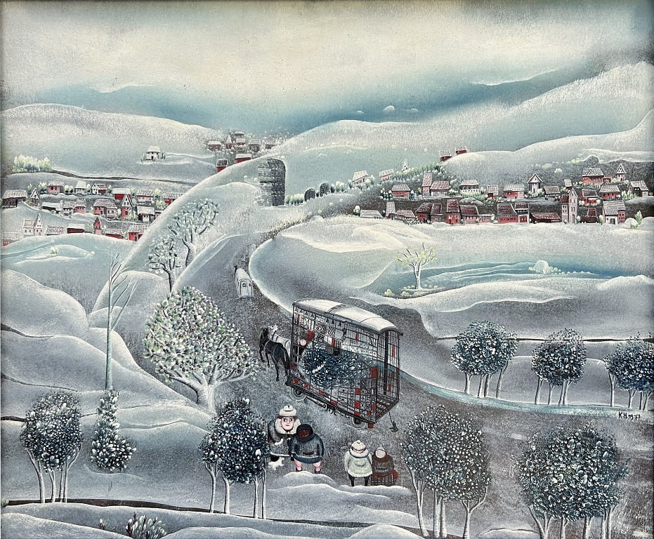 Verschneite Hügellandschaft mit kleinen Dörfern, einem von Pferden gezogenen Zirkuswagen und vier Menschen im Vordergrund. Gemälde von Karl Hurm.