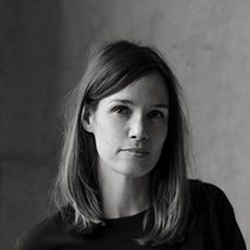 Carolin Kreutzer Schwarz-weißes Porträt der Künstlerin Carolin Kreutzer. Ihr Blick ist ruhig und fokussiert, während weiches Licht ihr Gesicht betont. Die reduzierte Ästhetik des Bildes spiegelt ihre künstlerische Philosophie wider.
